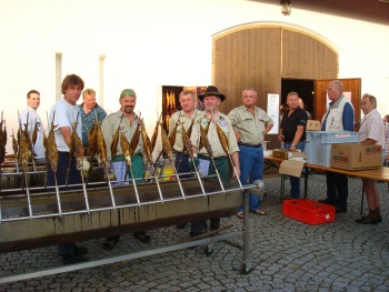 Das Team der Anglerfreunde zusammen mit Vorstand Alois Weißthanner (5.von links) bot wieder ein tolles Fischerfest.Heiß begehrt waren wieder die Steckerlfische, eine besondere Spezialität der Anglerfreunde Arnschwang.