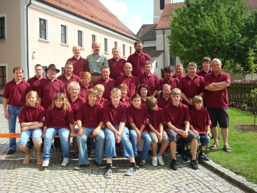 Das Team der Anglerfreunde im neuen Poloshirt zusammen mit Vorstand Alois Weißthanner (hinten 2.v.rechts) und Sponsor Martin Bindl(stehend links) bot wieder ein tolles Fischerfest.