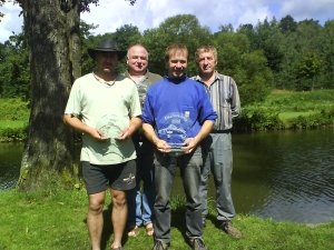 Vorstand Alois Weißthanner mit den Siegern der Altfischer